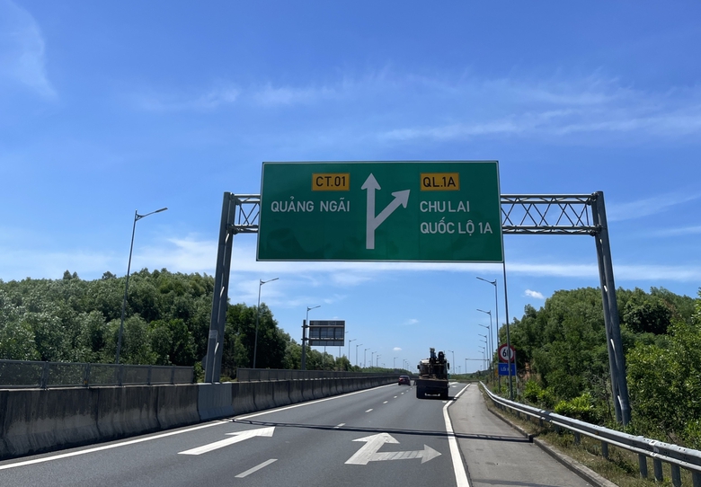 C&aacute;c biển b&aacute;o tr&ecirc;n cao tốc Đ&agrave; Nẵng - Quảng Ng&atilde;i bị hư hỏng đ&atilde; được khắc phục- Ảnh 2.