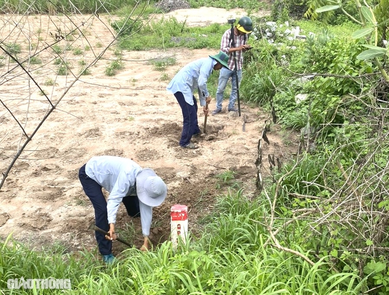 Khẩn trương bàn giao cọc mốc GPMB dự án mở rộng QL28B- Ảnh 1. Khẩn trương bàn giao cọc mốc GPMB dự án mở rộng QL28B- Ảnh 1.