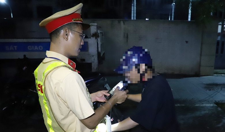 Vi phạm nồng độ cồn "khủng", tài xế biện minh vì mừng tuyển Anh vào chung kết Euro- Ảnh 1. Vi phạm nồng độ cồn "khủng", tài xế biện minh vì mừng tuyển Anh vào chung kết Euro- Ảnh 1.