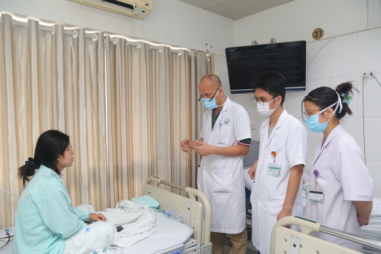 M&ugrave; mắt sau ti&ecirc;m filler ở nước ngo&agrave;i, nữ bệnh nh&acirc;n về nước cầu cứu b&aacute;c sĩ BV Việt Đức- Ảnh 1.