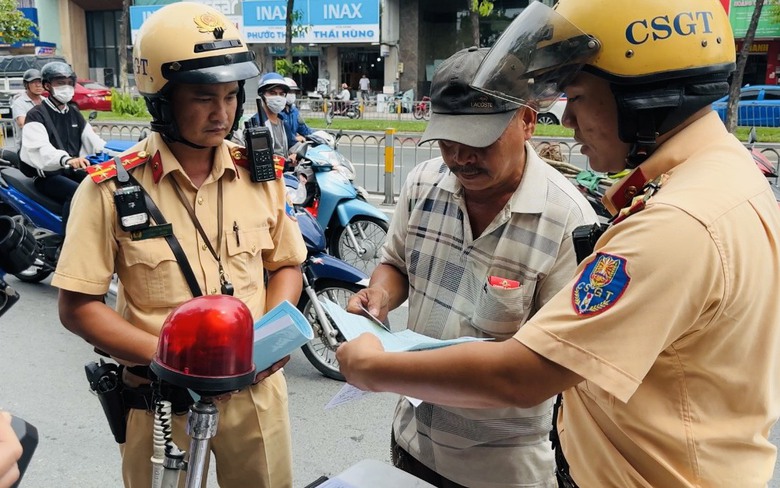 CSGT TP.HCM ứng dụng định danh điện tử quốc gia VNeID như thế n&agrave;o?