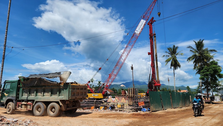 Thông mặt bằng, công trường cao tốc qua Quảng Ngãi rầm rập tiếng máy- Ảnh 7. Thông mặt bằng, công trường cao tốc qua Quảng Ngãi rầm rập tiếng máy- Ảnh 7.