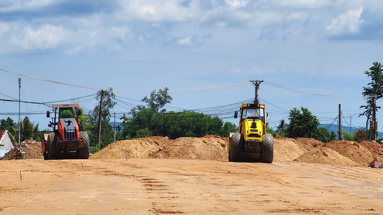 Thông mặt bằng, công trường cao tốc qua Quảng Ngãi rầm rập tiếng máy- Ảnh 9. Thông mặt bằng, công trường cao tốc qua Quảng Ngãi rầm rập tiếng máy- Ảnh 9.