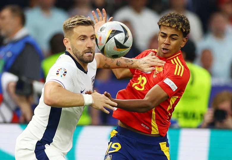 Thần đồng 17 tuổi lập kỷ lục v&ocirc; tiền kho&aacute;ng hậu tại EURO- Ảnh 1.