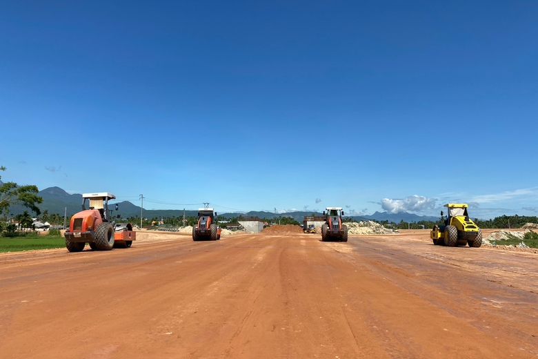 Thông mặt bằng, công trường cao tốc qua Quảng Ngãi rầm rập tiếng máy- Ảnh 5. Thông mặt bằng, công trường cao tốc qua Quảng Ngãi rầm rập tiếng máy- Ảnh 5.