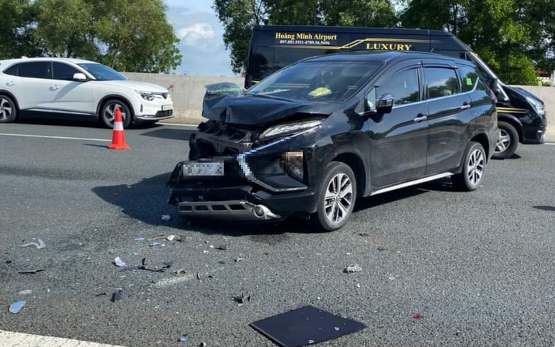 Cao tốc H&agrave; Nội - Hải Ph&ograve;ng &ugrave;n tắc sau tai nạn giữa 2 xe &ocirc; t&ocirc;