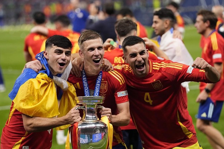 Kh&ocirc;ng phải thần đồng 17 tuổi, đ&acirc;y mới l&agrave; ng&ocirc;i sao s&aacute;ng nhất của tuyển T&acirc;y Ban Nha- Ảnh 2.