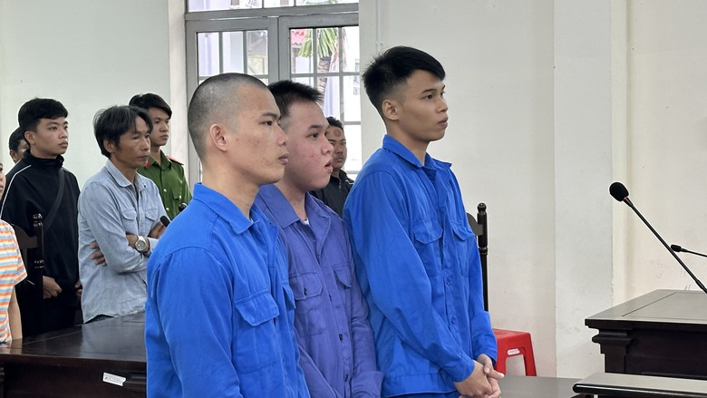 K&eacute;o nhau đi đ&aacute;nh ch&eacute;m người v&igrave; m&acirc;u thuẫn, ba bị c&aacute;o lĩnh 24 năm t&ugrave;- Ảnh 1.