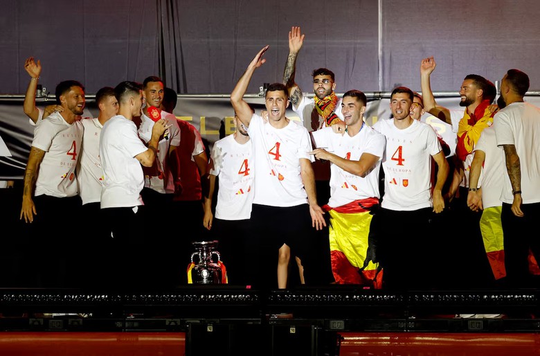 Cho&aacute;ng ngợp với "biển người" T&acirc;y Ban Nha ăn mừng chức v&ocirc; địch EURO 2024- Ảnh 8.