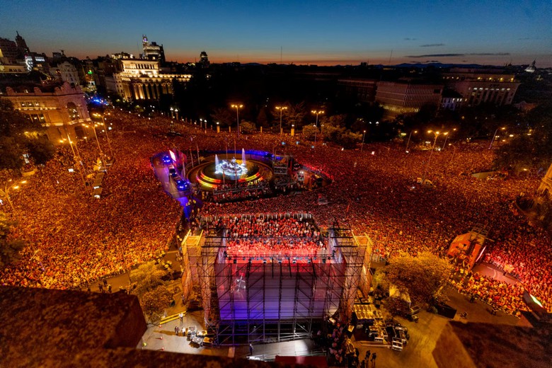 Cho&aacute;ng ngợp với "biển người" T&acirc;y Ban Nha ăn mừng chức v&ocirc; địch EURO 2024- Ảnh 1.