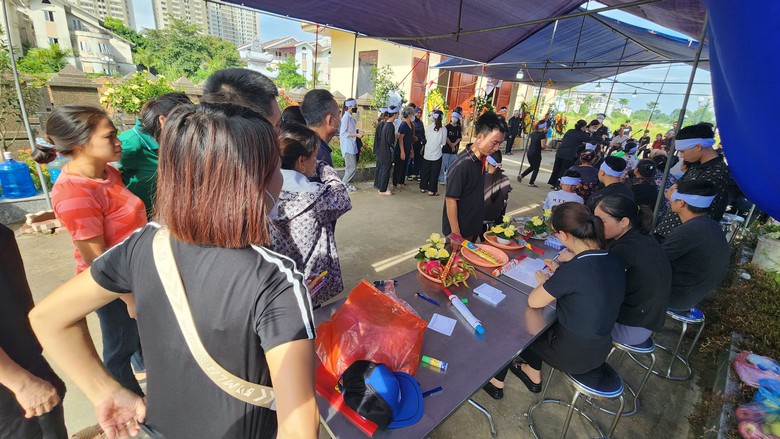 Đau x&oacute;t "người đầu bạc tiễn kẻ đầu xanh" trong tang lễ 4 mẹ con tử vong do TNGT- Ảnh 2.