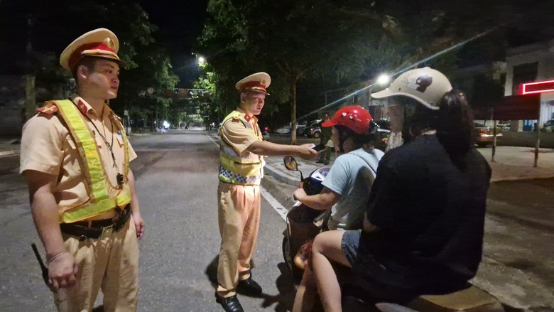 T&agrave;i xế ngỡ ng&agrave;ng v&igrave; bị flycam "bắt quả tang" vi phạm nồng độ cồn- Ảnh 1.