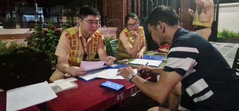 T&agrave;i xế ngỡ ng&agrave;ng v&igrave; bị flycam "bắt quả tang" vi phạm nồng độ cồn- Ảnh 11.