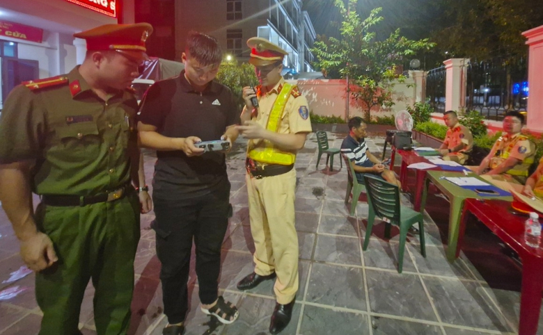 T&agrave;i xế ngỡ ng&agrave;ng v&igrave; bị flycam "bắt quả tang" vi phạm nồng độ cồn- Ảnh 9.