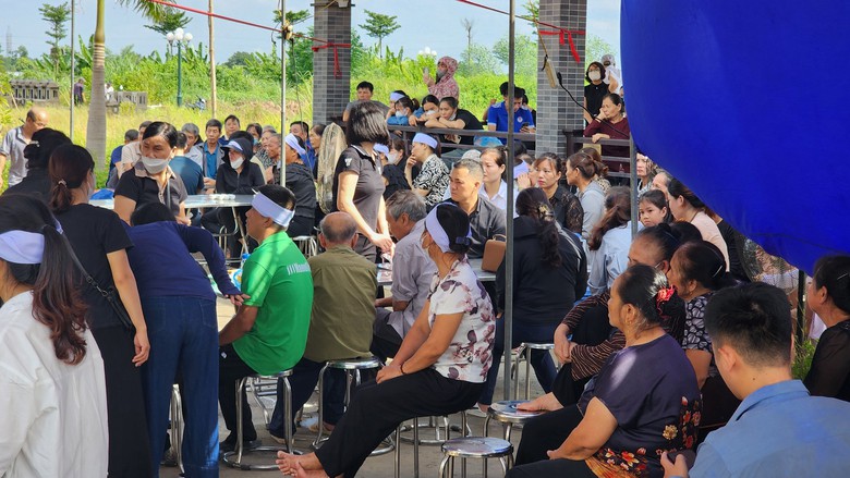 Đau x&oacute;t "người đầu bạc tiễn kẻ đầu xanh" trong tang lễ 4 mẹ con tử vong do TNGT- Ảnh 3.