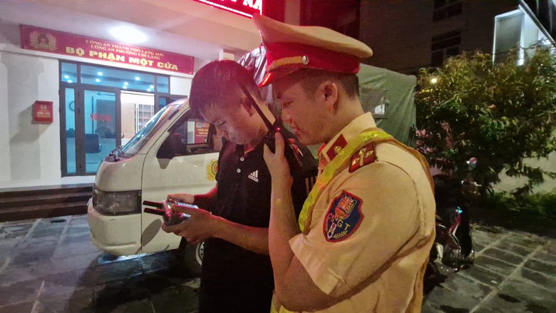T&agrave;i xế ngỡ ng&agrave;ng v&igrave; bị flycam "bắt quả tang" vi phạm nồng độ cồn- Ảnh 6.
