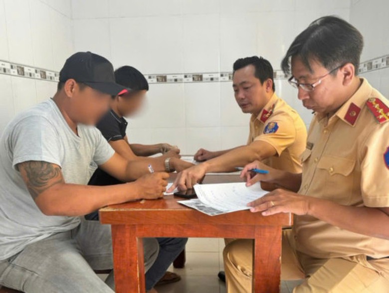 C&aacute;i kết đắng cho t&agrave;i xế hung hăng, cầm tu&yacute;p sắt "n&oacute;i chuyện" v&igrave; kh&ocirc;ng được nhường đường- Ảnh 1.