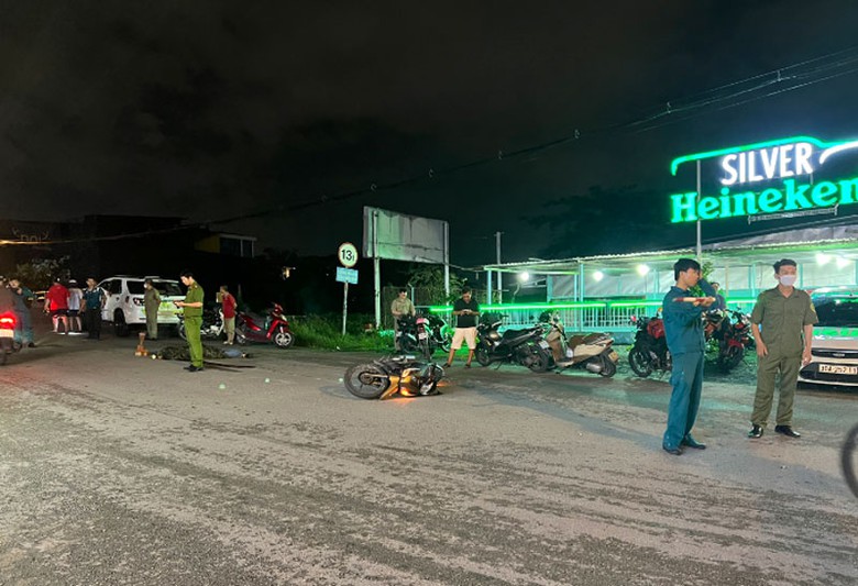 Tại hiện trường, nạn nhân và xe máy cách nhau hơn 5m. Tại hiện trường, nạn nhân và xe máy cách nhau hơn 5m.