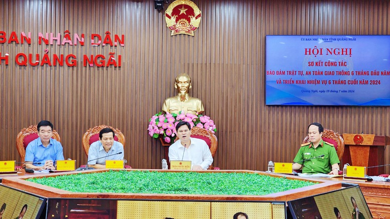 Con vi phạm giao th&ocirc;ng, bố mẹ l&agrave; c&ocirc;ng chức sẽ bị hạ bậc thi đua- Ảnh 1.