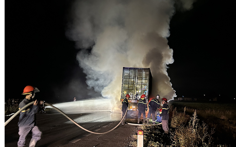 Điều tra nguy&ecirc;n nh&acirc;n xe container bốc ch&aacute;y trong đ&ecirc;m ở H&agrave; Tĩnh- Ảnh 1.