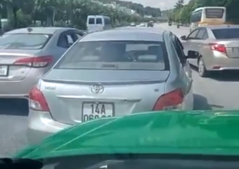 Thiếu tướng Đinh Văn Nơi chỉ đạo xác minh taxi dù dàn hàng chèn xe khác trên đường- Ảnh 1. Thiếu tướng Đinh Văn Nơi chỉ đạo xác minh taxi dù dàn hàng chèn xe khác trên đường- Ảnh 1.