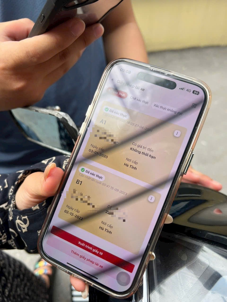 H&agrave; Tĩnh tạm giữ giấy ph&eacute;p l&aacute;i xe m&ocirc; t&ocirc; đầu ti&ecirc;n qua VNeID- Ảnh 1.