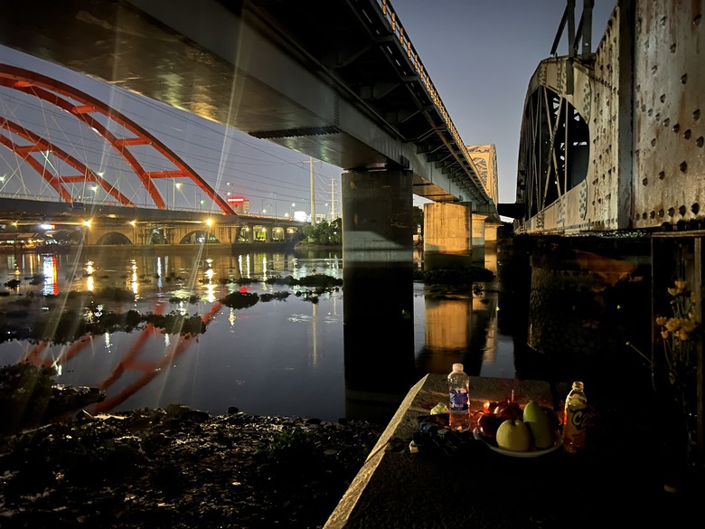 Tìm kiếm bé trai 5 tuổi mất tích khi chơi ở bờ sông Sài Gòn- Ảnh 1. Tìm kiếm bé trai 5 tuổi mất tích khi chơi ở bờ sông Sài Gòn- Ảnh 1.