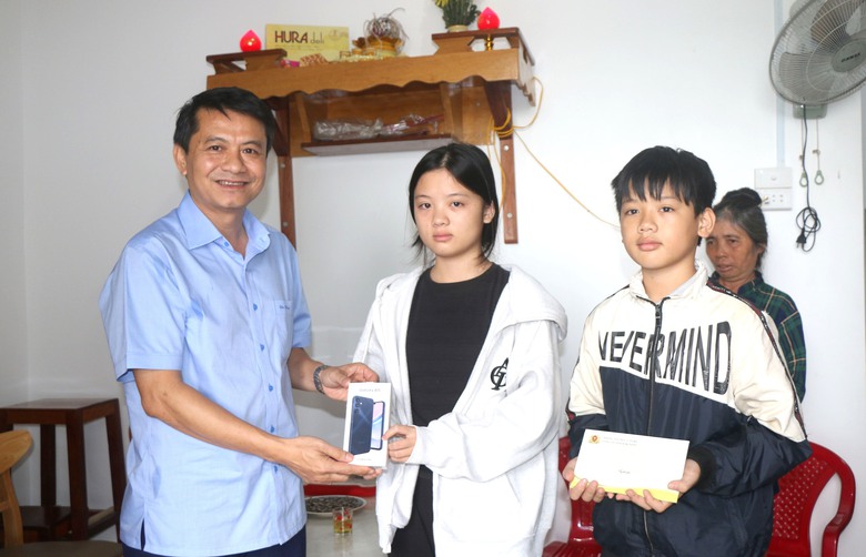 Nữ sinh mất bố, mẹ liệt giường do tai nạn nhận học bổng sau khi thi đỗ trường THPT chuyên- Ảnh 2. Nữ sinh mất bố, mẹ liệt giường do tai nạn nhận học bổng sau khi thi đỗ trường THPT chuyên- Ảnh 2.