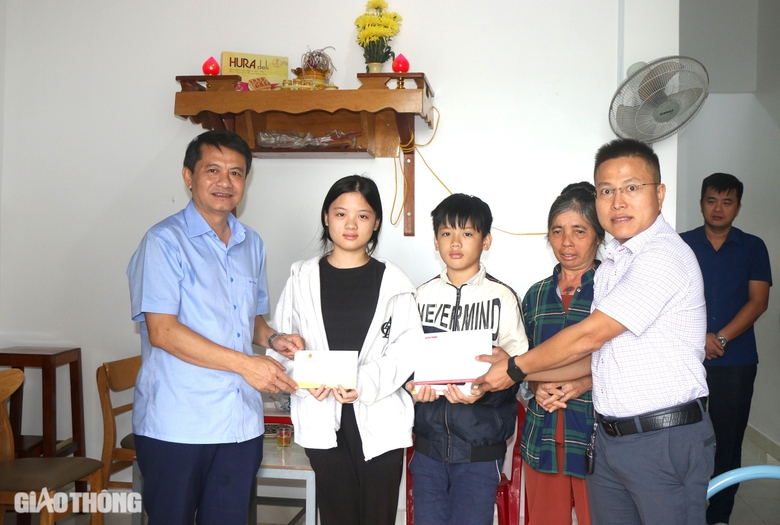 Nữ sinh mất bố, mẹ liệt giường do tai nạn nhận học bổng sau khi thi đỗ trường THPT chuyên- Ảnh 1. Nữ sinh mất bố, mẹ liệt giường do tai nạn nhận học bổng sau khi thi đỗ trường THPT chuyên- Ảnh 1.