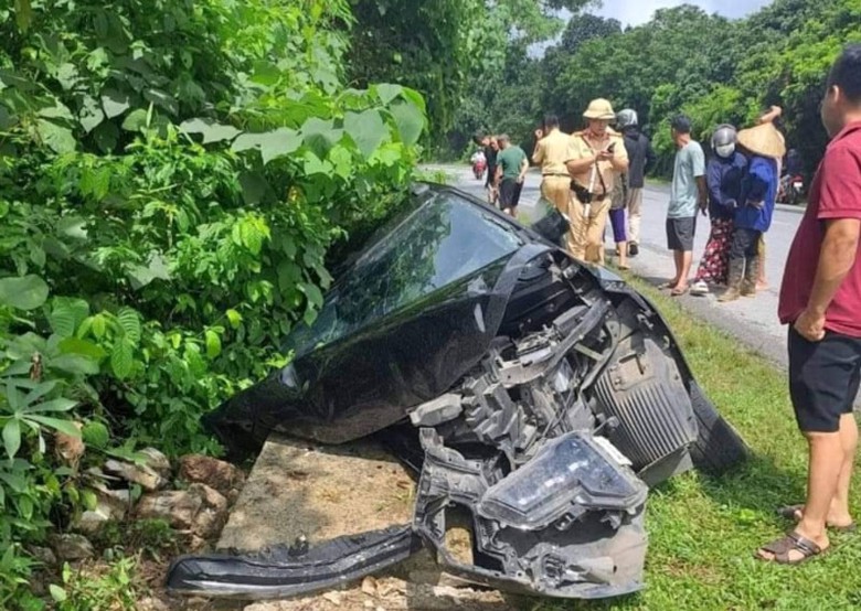 Hiện trường vụ tai nạn khiến xế hộp gần như nát bét, 1 người bị thương. Hiện trường vụ tai nạn khiến xế hộp gần như nát bét, 1 người bị thương.