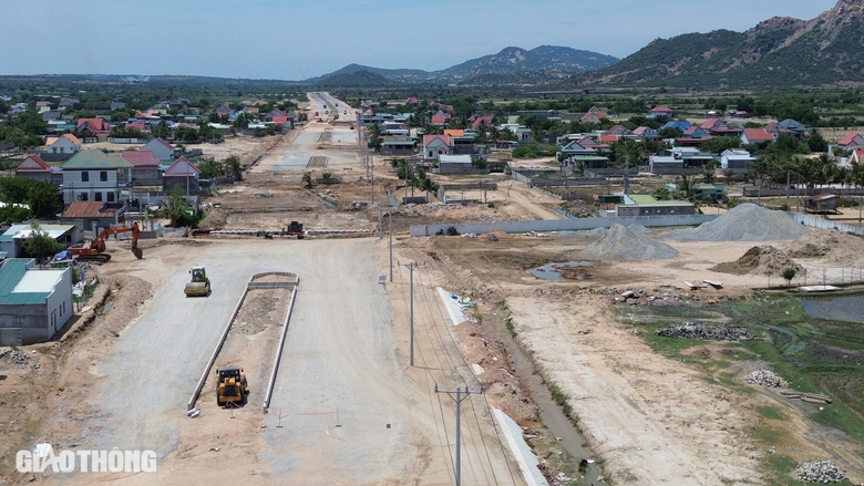 Đường nối QL1 ra trục đường ven biển Ninh Thuận chạy đua về đ&iacute;ch- Ảnh 1.