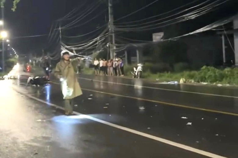 Va chạm &ocirc; t&ocirc;, 2 b&agrave; ch&aacute;u tử vong trong đ&ecirc;m, 3 người xem kh&aacute;m nghiệm hiện trường bị thương- Ảnh 2.