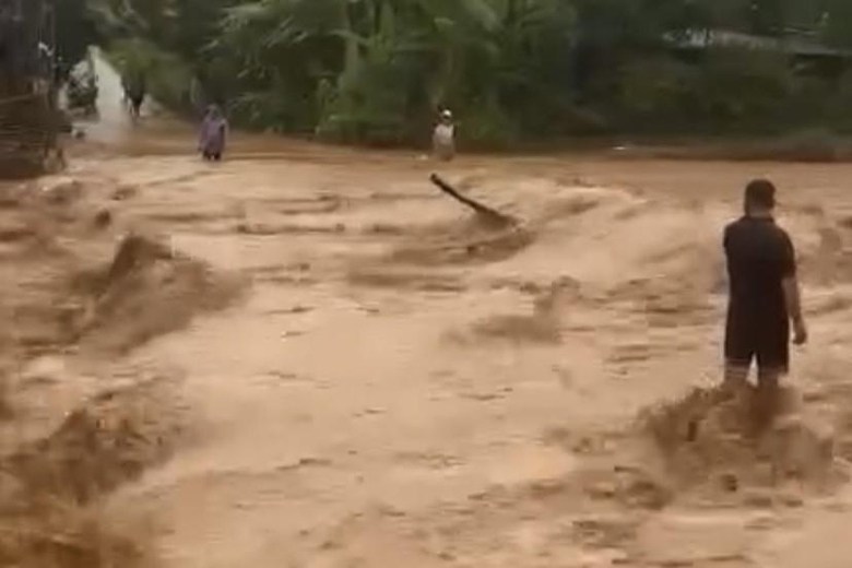 Th&agrave;nh phố Sơn La ch&igrave;m trong biển nước, người d&acirc;n gấp r&uacute;t chạy lũ trong đ&ecirc;m- Ảnh 3.