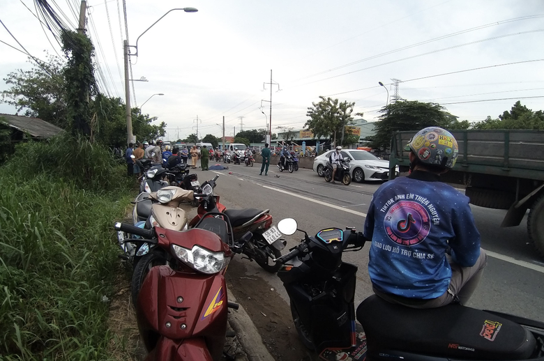 Hiện trường vụ tai nạn giao th&ocirc;ng tr&ecirc;n quốc lộ 1 l&agrave;m một người tử vong tại chỗ.