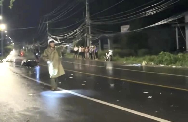 Hai vụ tai nạn tại một đoạn đường khiến hai người chết, ba người bị thương tr&ecirc;n ĐT719 tối 21/7.