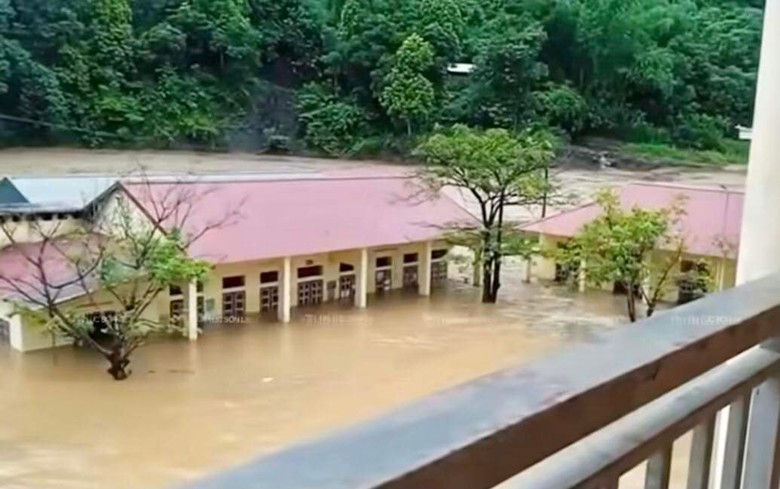 Th&agrave;nh phố Sơn La ch&igrave;m trong biển nước, người d&acirc;n gấp r&uacute;t chạy lũ trong đ&ecirc;m- Ảnh 2.