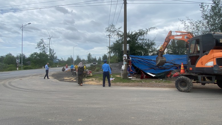 Quảng B&igrave;nh: Th&aacute;o dỡ h&agrave;ng qu&aacute;n lấn chiếm, quốc lộ 1A th&ocirc;ng tho&aacute;ng- Ảnh 4.