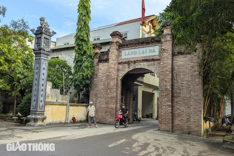 Xe điện miễn ph&iacute; phục vụ người d&acirc;n đến viếng Tổng B&iacute; thư Nguyễn Ph&uacute; Trọng tại l&agrave;ng Lại Đ&agrave;- Ảnh 1.