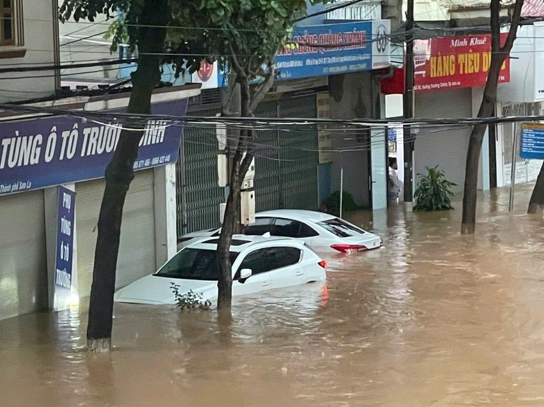 X&oacute;t xa cảnh &ocirc; t&ocirc; tr&ocirc;i ngập trong nước lũ ở Sơn La- Ảnh 1.