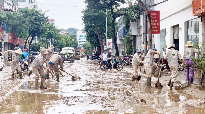 Những h&igrave;nh ảnh ấm t&igrave;nh người trong mưa lũ ở Sơn La- Ảnh 3.