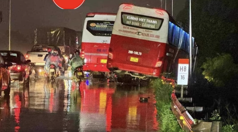 Hiện trường vụ việc xe tải lấn l&agrave;n khiến 2 xe kh&aacute;ch dồn toa l&agrave;m 1 người chết, 2 người bị thương.