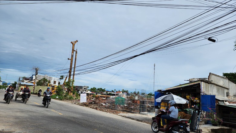 Quảng Ng&atilde;i khẩn trương di dời hạ tầng kỹ thuật, giải quyết rốt r&aacute;o mặt bằng cao tốc- Ảnh 4.