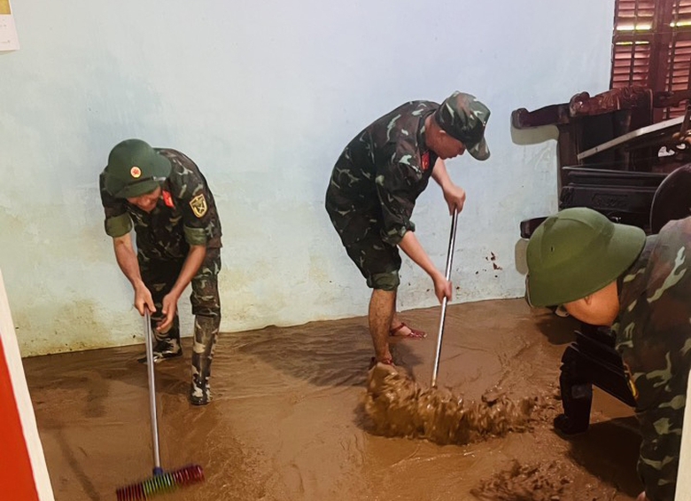 Những h&igrave;nh ảnh ấm t&igrave;nh người trong mưa lũ ở Sơn La- Ảnh 4.