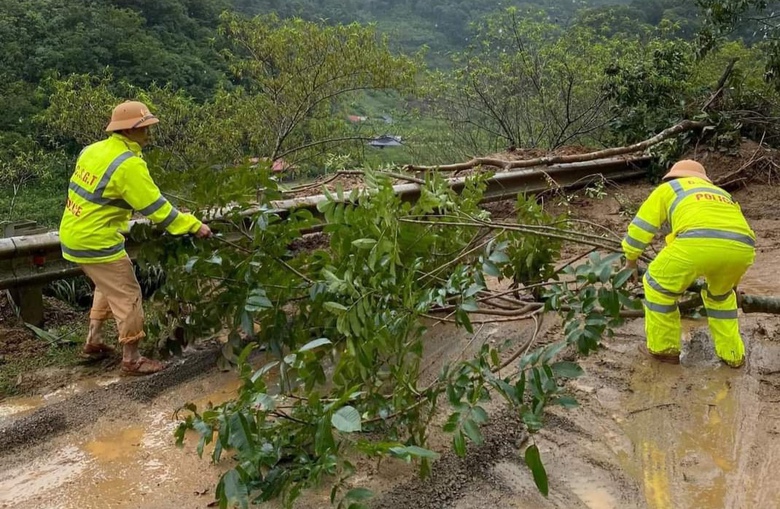 Những h&igrave;nh ảnh ấm t&igrave;nh người trong mưa lũ ở Sơn La- Ảnh 6.