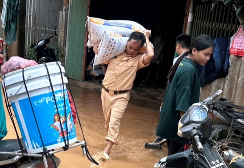 Những h&igrave;nh ảnh ấm t&igrave;nh người trong mưa lũ ở Sơn La- Ảnh 7.