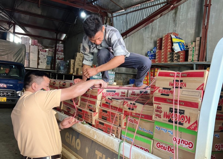 Những h&igrave;nh ảnh ấm t&igrave;nh người trong mưa lũ ở Sơn La- Ảnh 8.