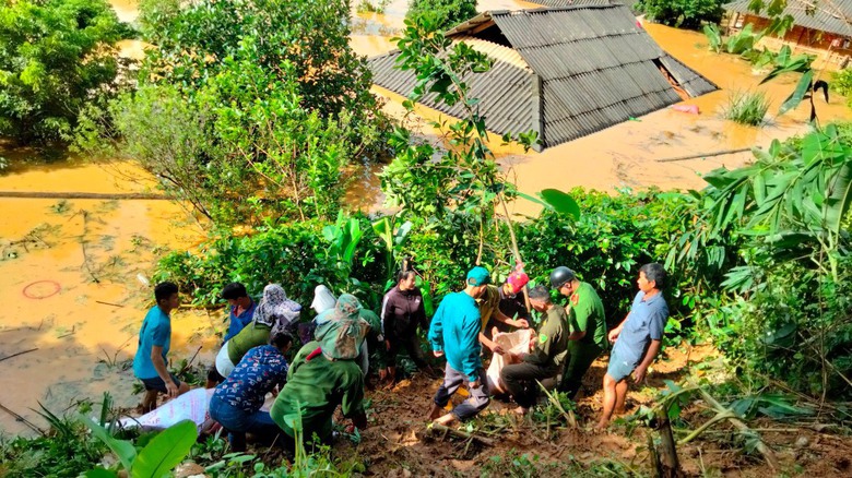 Những h&igrave;nh ảnh ấm t&igrave;nh người trong mưa lũ ở Sơn La- Ảnh 9.