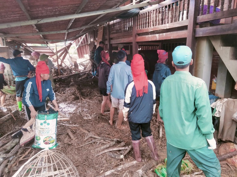 Những h&igrave;nh ảnh ấm t&igrave;nh người trong mưa lũ ở Sơn La- Ảnh 11.