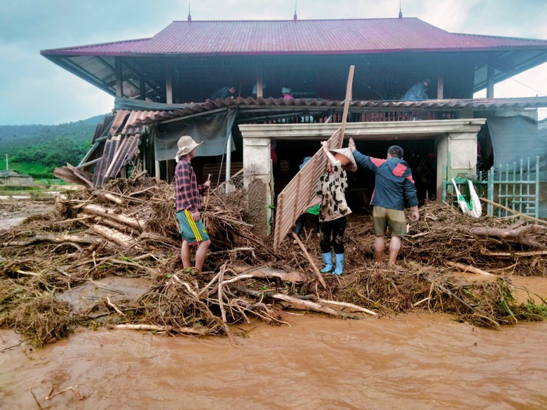 Những h&igrave;nh ảnh ấm t&igrave;nh người trong mưa lũ ở Sơn La- Ảnh 10.