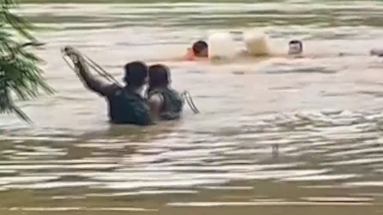 Những h&igrave;nh ảnh ấm t&igrave;nh người trong mưa lũ ở Sơn La- Ảnh 2.